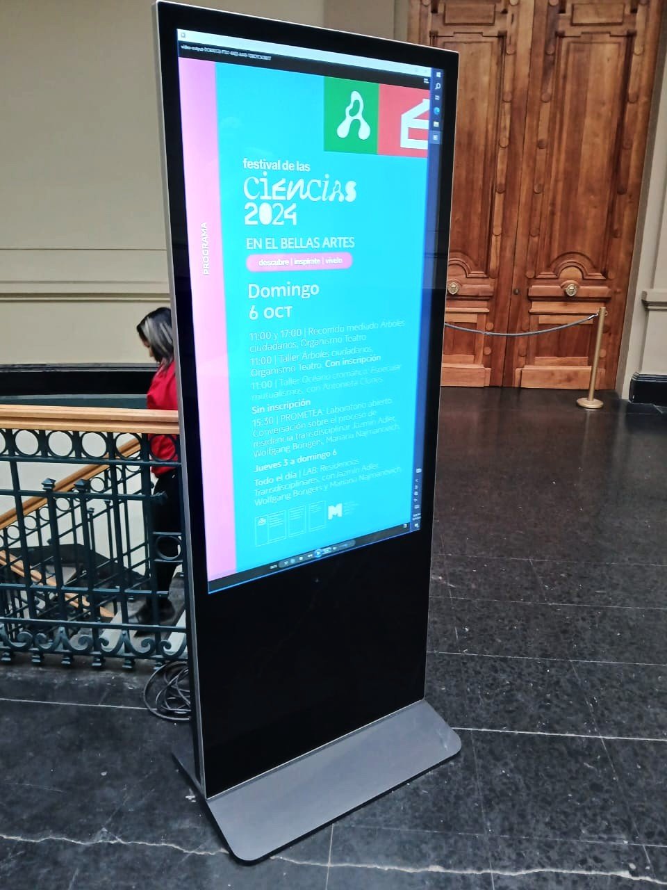 Tótem vertical interactivo en stand corporativo