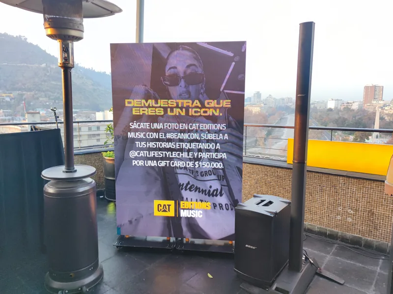 Unión de dos pendones led semioutdoor, formando una pantalla led de 128x192cms