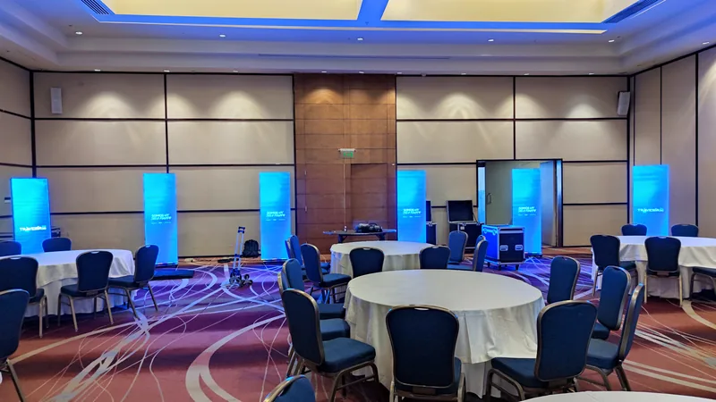 Pendones led instalados en evento en sheraton